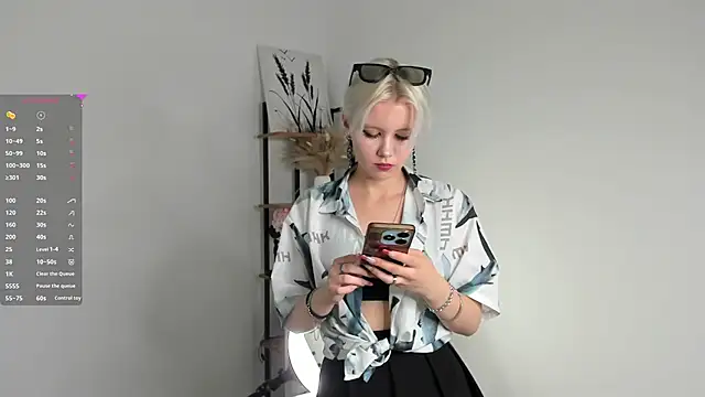 Snapshot of GoldenLenarz chatting on 07-02-26, 11:05 GoldenLenarz online show from 07-02-26, 11:05