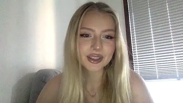 Snapshot of MayaWetDream chatting on 06-21-26, 05:15 MayaWetDream online show from 06-21-26, 05:15