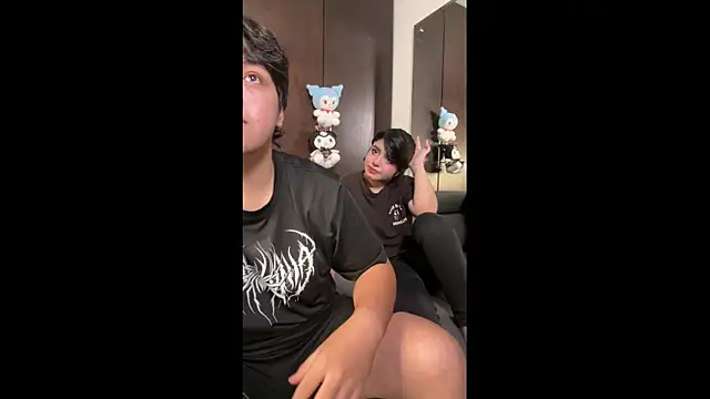 EmilyAndAndrew online show from 05-27-26, 04:31