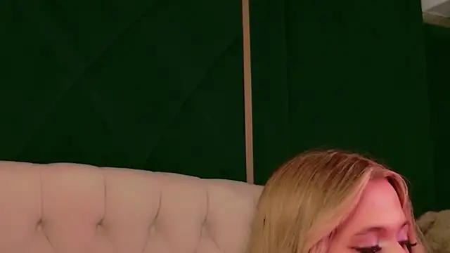 Snapshot of Beckie_White chatting on 05-23-26, 09:19 Beckie White online show from 05-23-26, 09:19