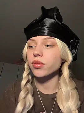 Snapshot of _luna_fox_ chatting on 03-17-26, 06:33 luna fox online show from 03-17-26, 06:33