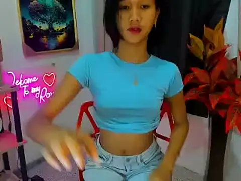 Snapshot of littlemikay chatting on 02-18-26, 06:31 littlemikay online show from 02-18-26, 06:31