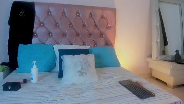 Snapshot of shantall_cruzz chatting on 03-18-26, 03:42 shantall cruzz online show from 03-18-26, 03:42