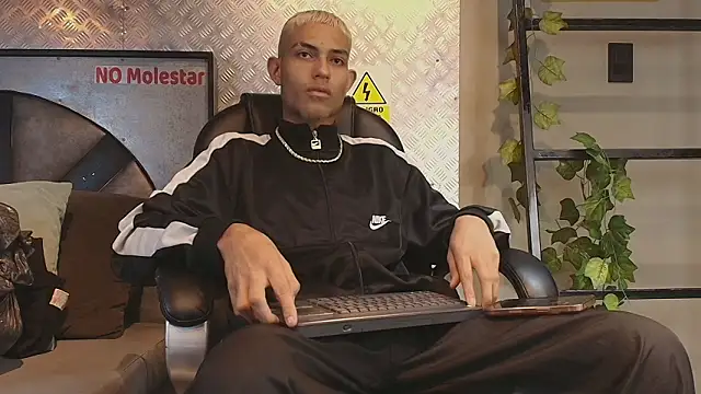 ItsZairen online show from 02-17-26, 04:20