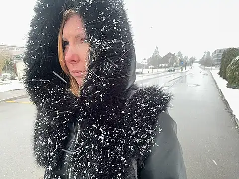 Snapshot of JenyJanys chatting on 02-18-26, 12:01 JenyJanys online show from 02-18-26, 12:01