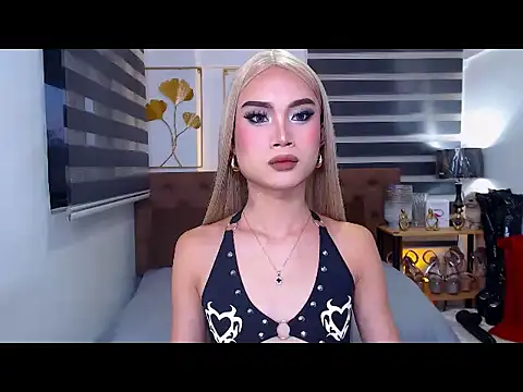 Snapshot of JuicyCockThea chatting on 06-17-26, 10:28 JuicyCockThea online show from 06-17-26, 10:28