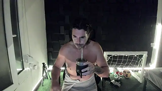 Snapshot of joaquin420_hot chatting on 07-08-26, 06:18 joaquin420 hot online show from 07-08-26, 06:18
