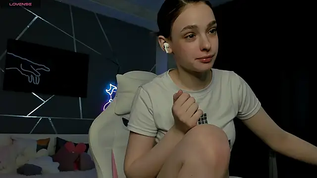 Snapshot of naomi_reiss chatting on 05-26-26, 01:23 naomi reiss online show from 05-26-26, 01:23