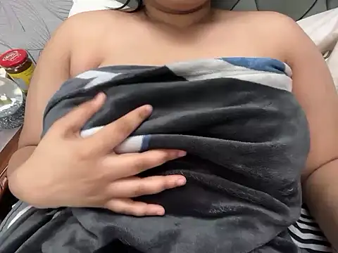 Snapshot of hugeindiantitties chatting on 02-15-26, 10:17 hugeindiantitties online show from 02-15-26, 10:17