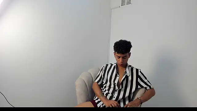 Snapshot of alexx_cum18 chatting on 06-17-26, 01:56 alexx cum18 online show from 06-17-26, 01:56