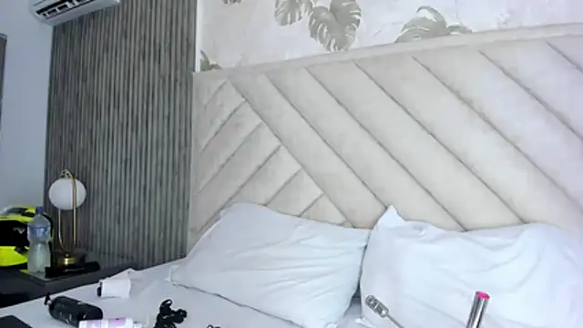 SarahRizof online show from 03-28-26, 05:07