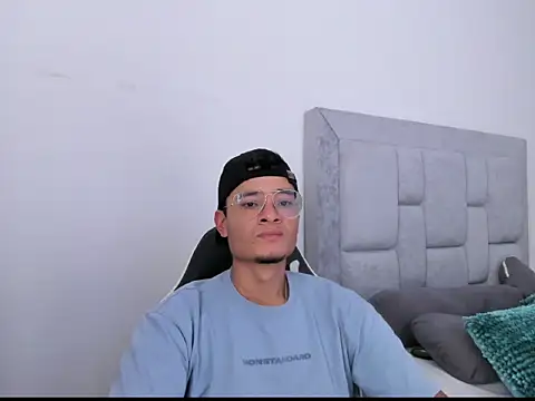 Snapshot of FredericSloan chatting on 03-04-26, 06:36 FredericSloan online show from 03-04-26, 06:36