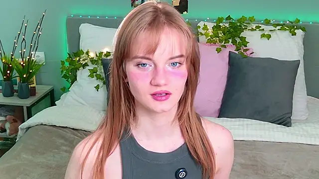 ElfieWhite online show from 06-19-26, 04:55