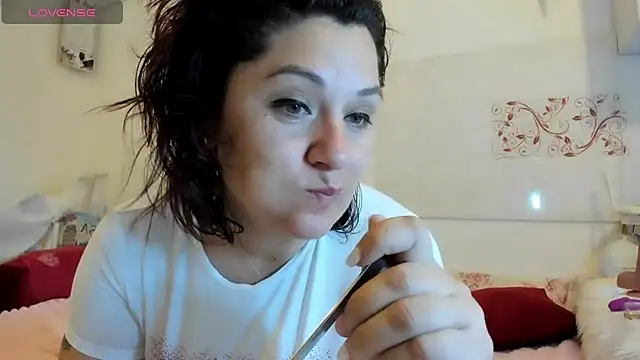 Snapshot of EVELYNA88 chatting on 07-14-26, 08:19 EVELYNA88 online show from 07-14-26, 08:19