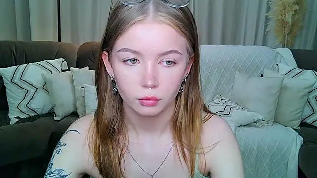 Snapshot of Violetta__Dreams chatting on 05-16-26, 06:17 Violetta Dreams online show from 05-16-26, 06:17