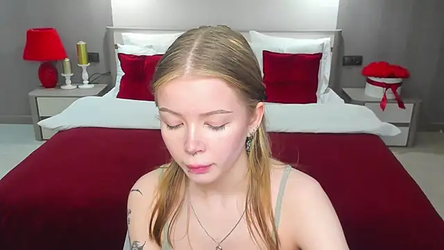 Snapshot of Violetta__Dreams chatting on 05-21-26, 06:15 Violetta Dreams online show from 05-21-26, 06:15