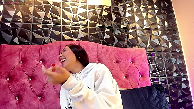 angeldreams15  online show from 04-20-26, 09:38