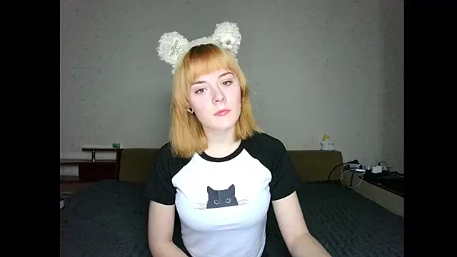 Snapshot of Little_fox404 chatting on 02-15-26, 07:43 Little fox404 online show from 02-15-26, 07:43