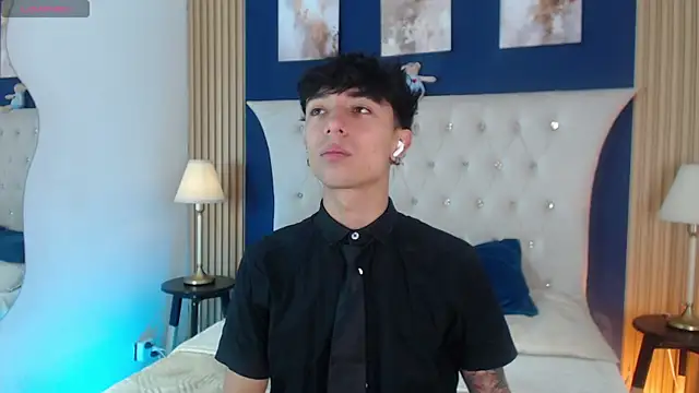 Snapshot of Aiden_Rivers_ chatting on 06-18-26, 01:15 Aiden Rivers online show from 06-18-26, 01:15