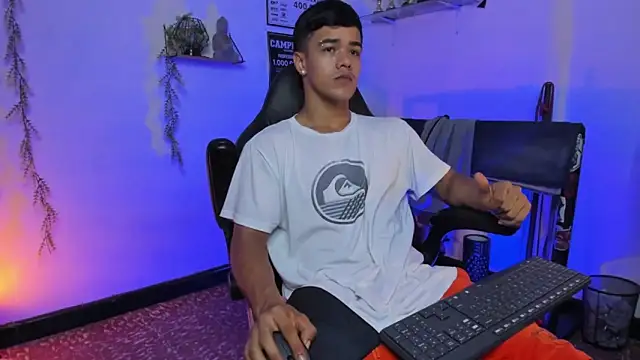 Snapshot of Rob_zaens33 chatting on 03-08-26, 12:19 Rob zaens33 online show from 03-08-26, 12:19