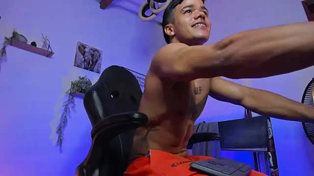 Snapshot of Rob_zaens33 chatting on 03-08-26, 02:04 Rob zaens33 online show from 03-08-26, 02:04