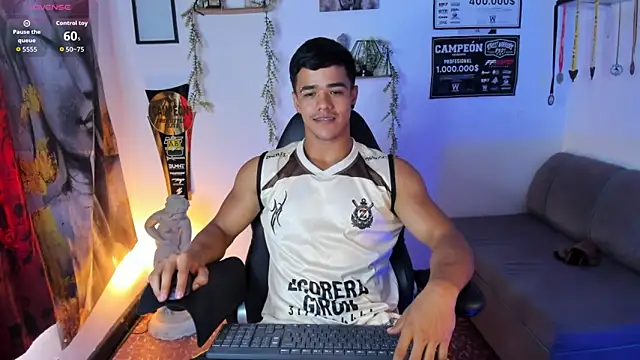 Snapshot of Rob_zaens33 chatting on 06-30-26, 02:18 Rob zaens33 online show from 06-30-26, 02:18