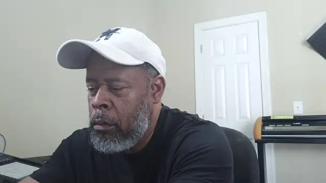 Snapshot of Cleozevo1961 chatting on 03-05-26, 06:37 Cleozevo1961 online show from 03-05-26, 06:37