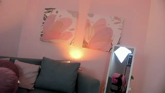 Snapshot of Ivonne_4 chatting on 04-27-26, 12:47 Ivonne 4 online show from 04-27-26, 12:47