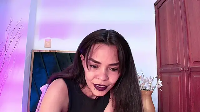 Snapshot of KatrionaNyx chatting on 04-25-26, 12:24 KatrionaNyx online show from 04-25-26, 12:24