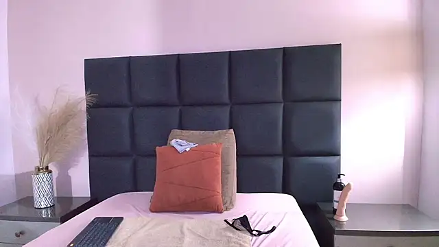 Snapshot of KatrionaNyx chatting on 05-15-26, 11:56 KatrionaNyx online show from 05-15-26, 11:56