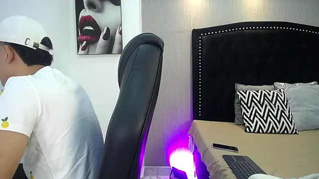 NewYoungHot online show from 04-11-26, 08:24