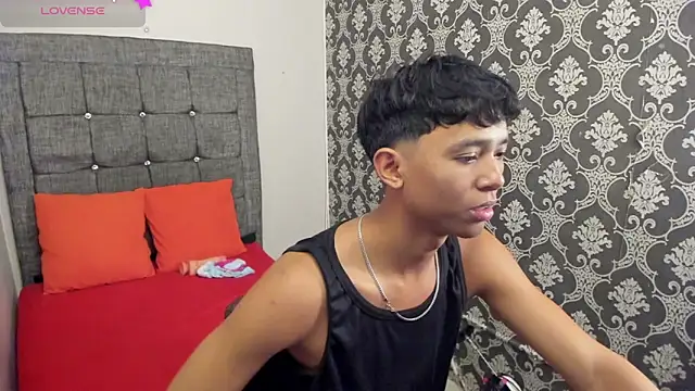 Snapshot of Little_Twink19x chatting on 06-18-26, 07:40 Little Twink19x online show from 06-18-26, 07:40