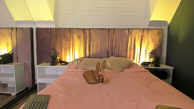 Fiorelaa  online show from 04-15-26, 11:39