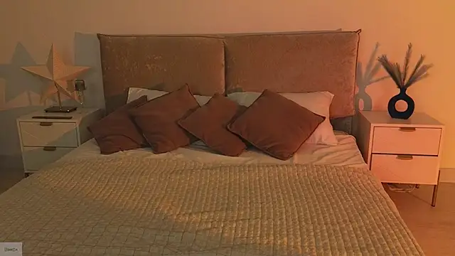 Snapshot of _Selestia_ chatting on 06-20-26, 01:36 Selestia online show from 06-20-26, 01:36