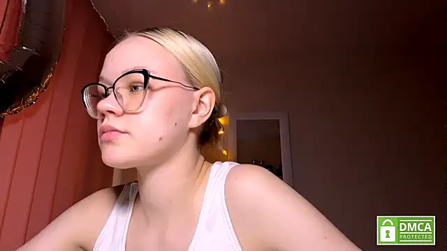 Snapshot of MiaCashe chatting on 05-10-26, 03:28 MiaCashe online show from 05-10-26, 03:28