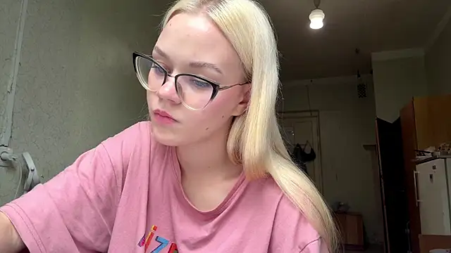 Snapshot of MiaCashe chatting on 07-17-26, 11:06 MiaCashe online show from 07-17-26, 11:06