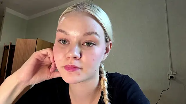 Snapshot of MiaCashe chatting on 07-20-26, 01:13 MiaCashe online show from 07-20-26, 01:13