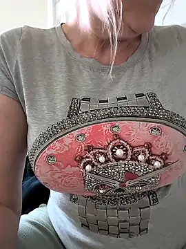 Snapshot of Heidiblueeyes chatting on 05-05-26, 06:05 Heidiblueeyes online show from 05-05-26, 06:05