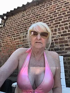 Snapshot of Heidiblueeyes chatting on 05-28-26, 01:19 Heidiblueeyes online show from 05-28-26, 01:19