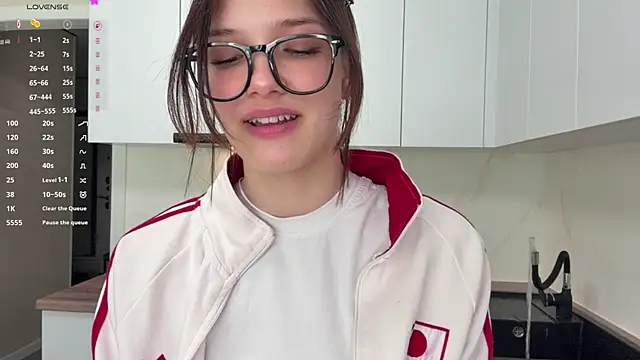 Carolini i online show from 04-12-26, 02:00