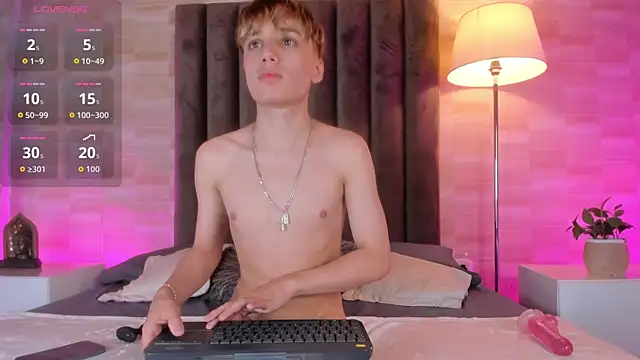 Isaac Grey online show from 04-10-26, 07:18