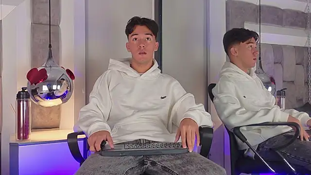 Austin Reedss online show from 04-07-26, 01:22