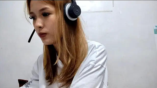 EllieCoconut001 online show from 04-19-26, 11:42