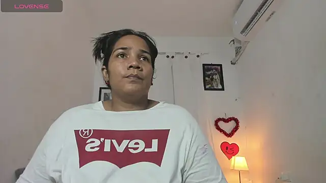 Snapshot of mariana_villa72 chatting on 06-24-26, 02:16 mariana villa72 online show from 06-24-26, 02:16