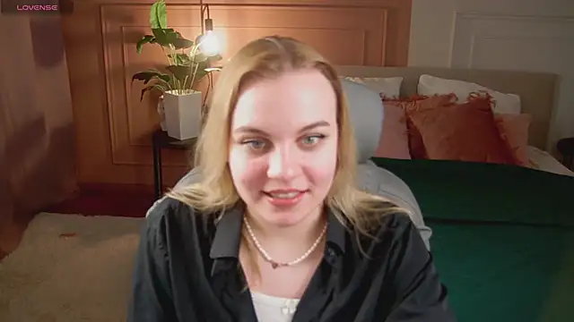 Glow Margo online show from 04-18-26, 01:09