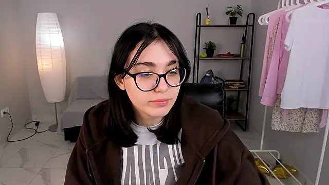 Snapshot of Bell_Menis chatting on 03-17-26, 11:46 Bell Menis online show from 03-17-26, 11:46