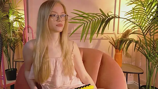 Dear Tessa online show from 04-19-26, 03:11