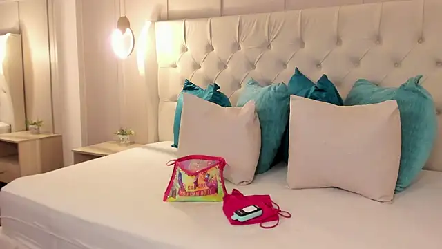 raquel mooon online show from 04-17-26, 05:38