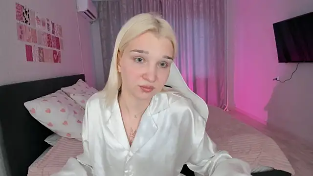 Snapshot of Lara_Blue chatting on 03-10-26, 04:06 Lara Blue online show from 03-10-26, 04:06