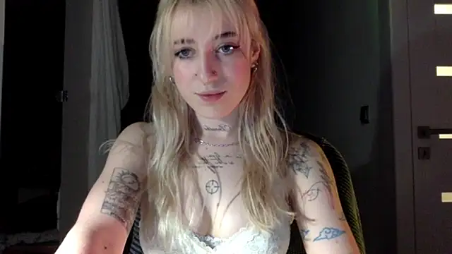 Snapshot of EmmyWet chatting on 04-29-26, 08:15 EmmyWet online show from 04-29-26, 08:15